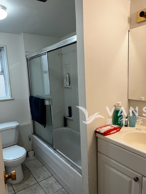 260817154711_29-2 bathroom.jpg